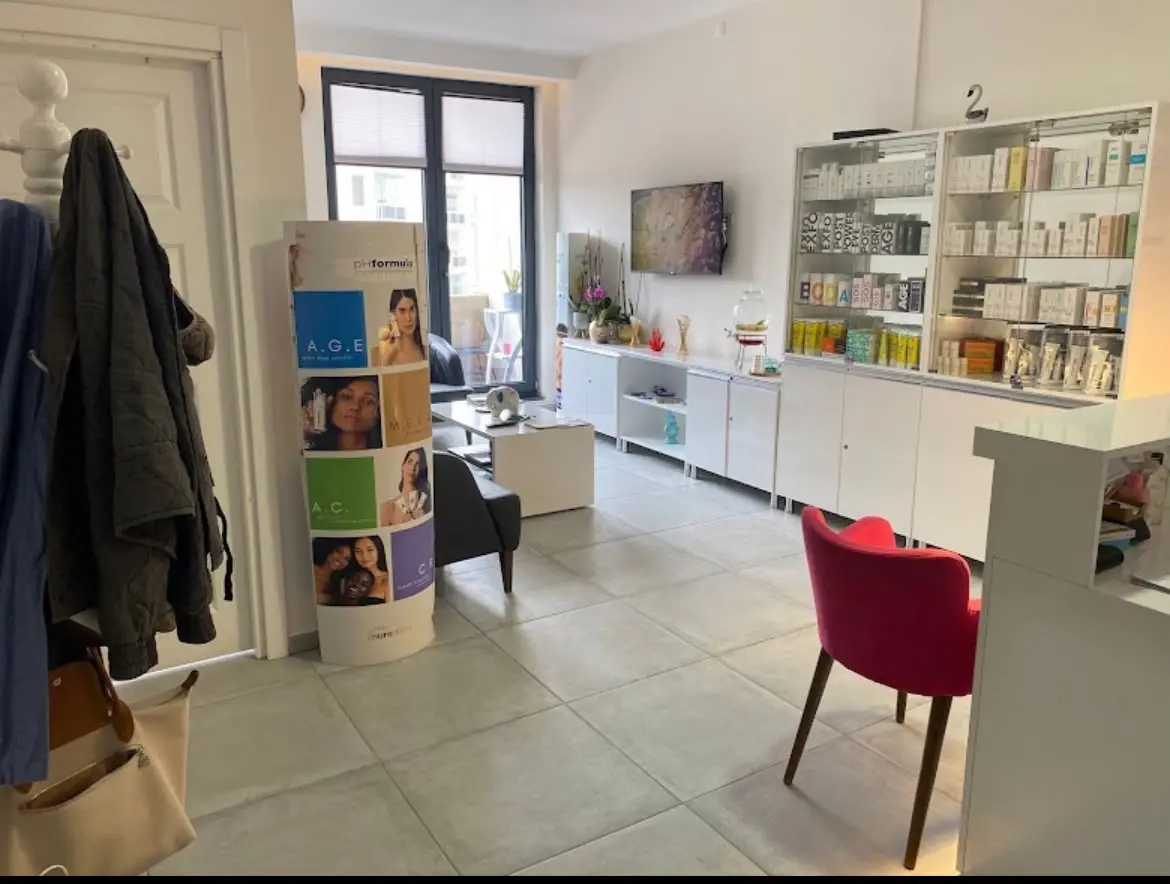 SB Derm karşılama ve ürün sergileme alanı