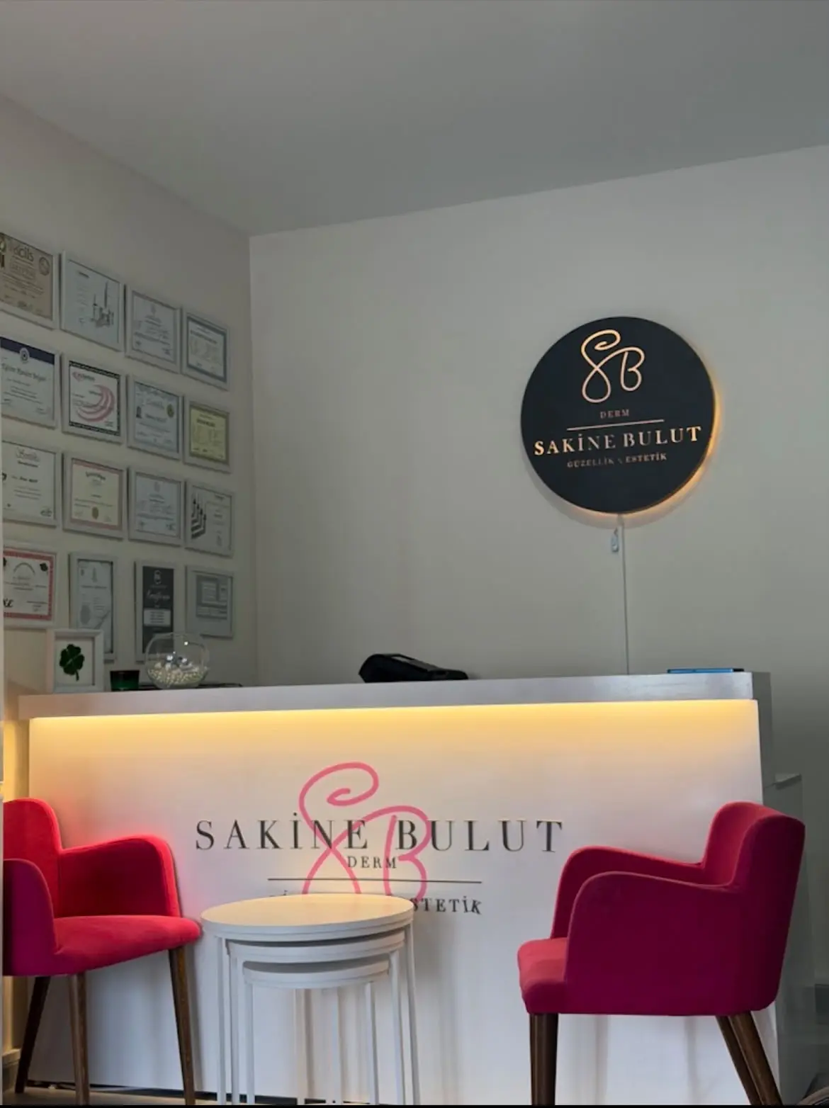 Sakine Bulut Derm resepsiyon ve karşılama alanı